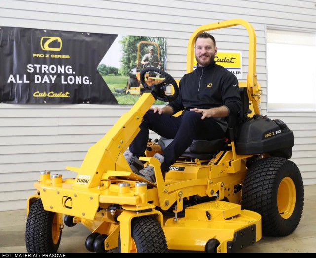 Miocic z kolejną umową