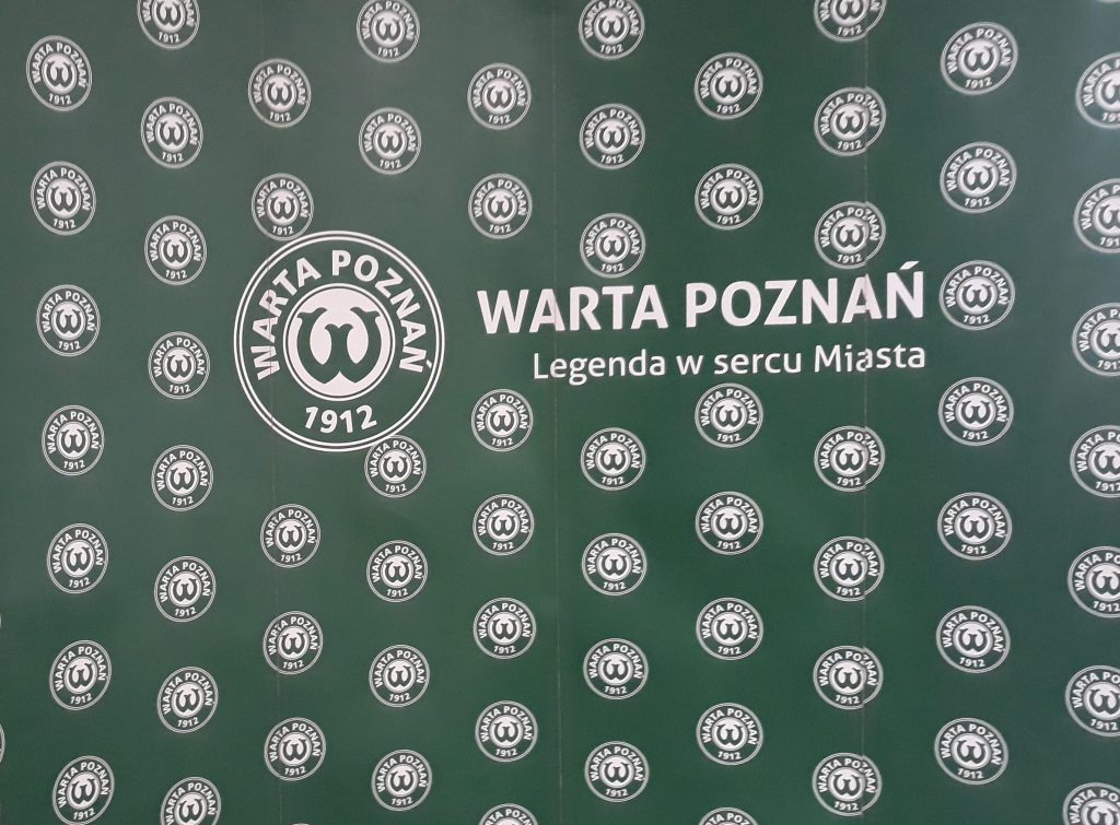 Warta Poznań zmienia siedzibę i apeluje do kibiców o przynoszenie kwiatów