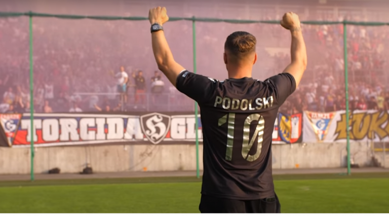 Lukas Podolski z czerwoną kartką podczas turnieju charytatywnego