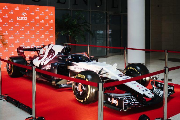 Bolid Formuły 1 można podziwiać w Warszawie