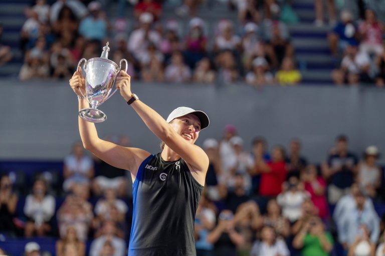 Nov 6, 2023; Cancun, Mexico; Iga Swiatek (POL) poses with the trophy after winning her final match against Jessica Pegula (USA) on day nine of the GNP Saguaros WTA Finals Cancun. Mandatory Credit: Susan Mullane-USA TODAY Sports/Sipa USA
2023.11.06 Cancun
Tenis
Tennis: WTA Finals
Foto Susan Mullane-USA TODAY Sports/SIPA USA/PressFocus

!!! POLAND ONLY !!!