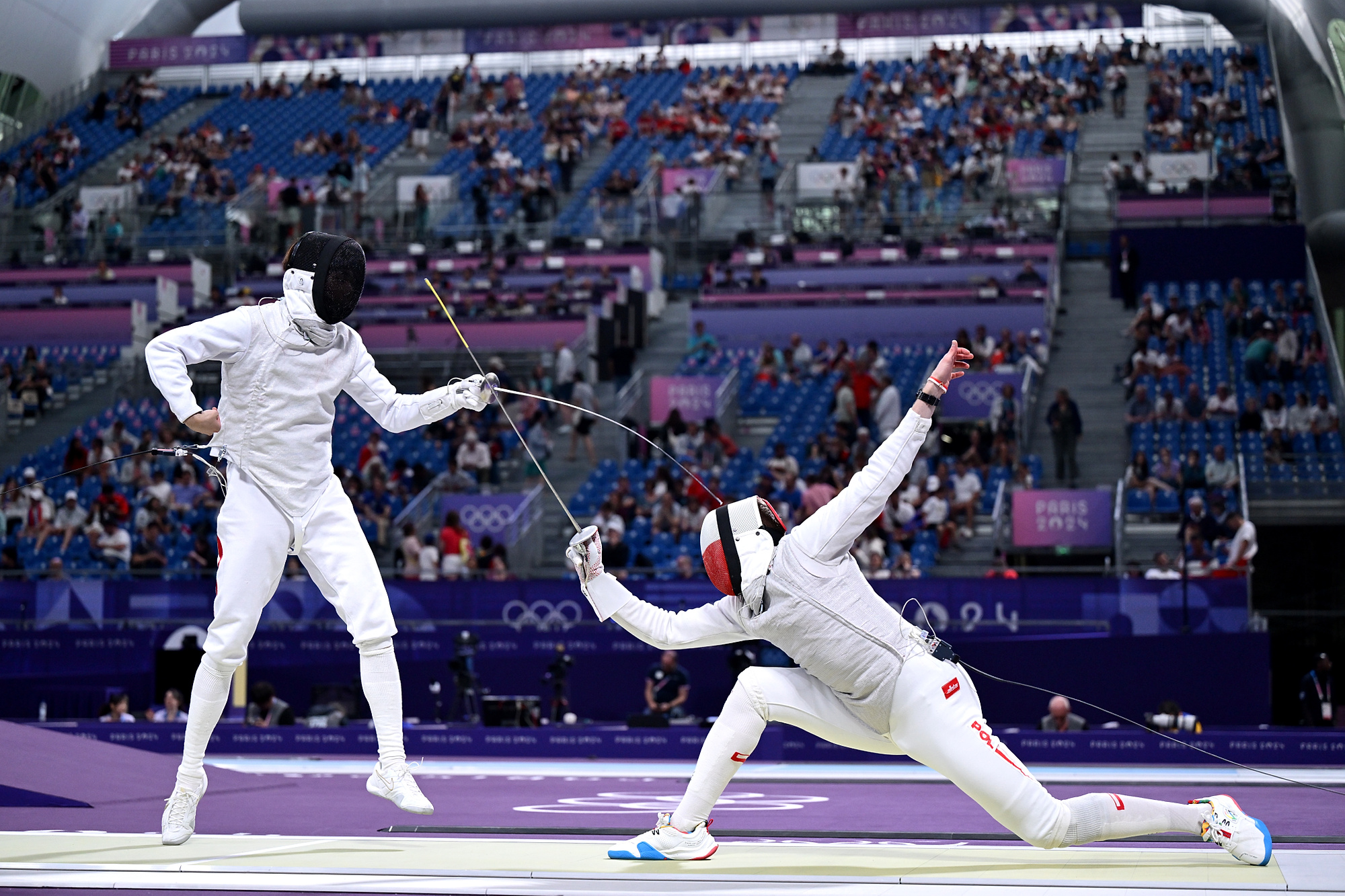 (240804) -- PARIS, Aug. 4, 2024 (Xinhua) -- Wu Bin (L) of China competes against Michal Siess of Poland during the men&#039;s foil team placement 5-6 of fencing between China and Poland at the Paris 2024 Olympic Games in Paris, France, Aug. 4, 2024. (Xinhua/Zhang Hongxiang)

2024.08.04 Paryz
Sport , szermierka , floret mezczyzn , Igrzyska Olimpijskie Paryz 2024
Polska - Chiny
Foto Zhang Hongxiang/Xinhua/PressFocus

!!! POLAND ONLY !!!
