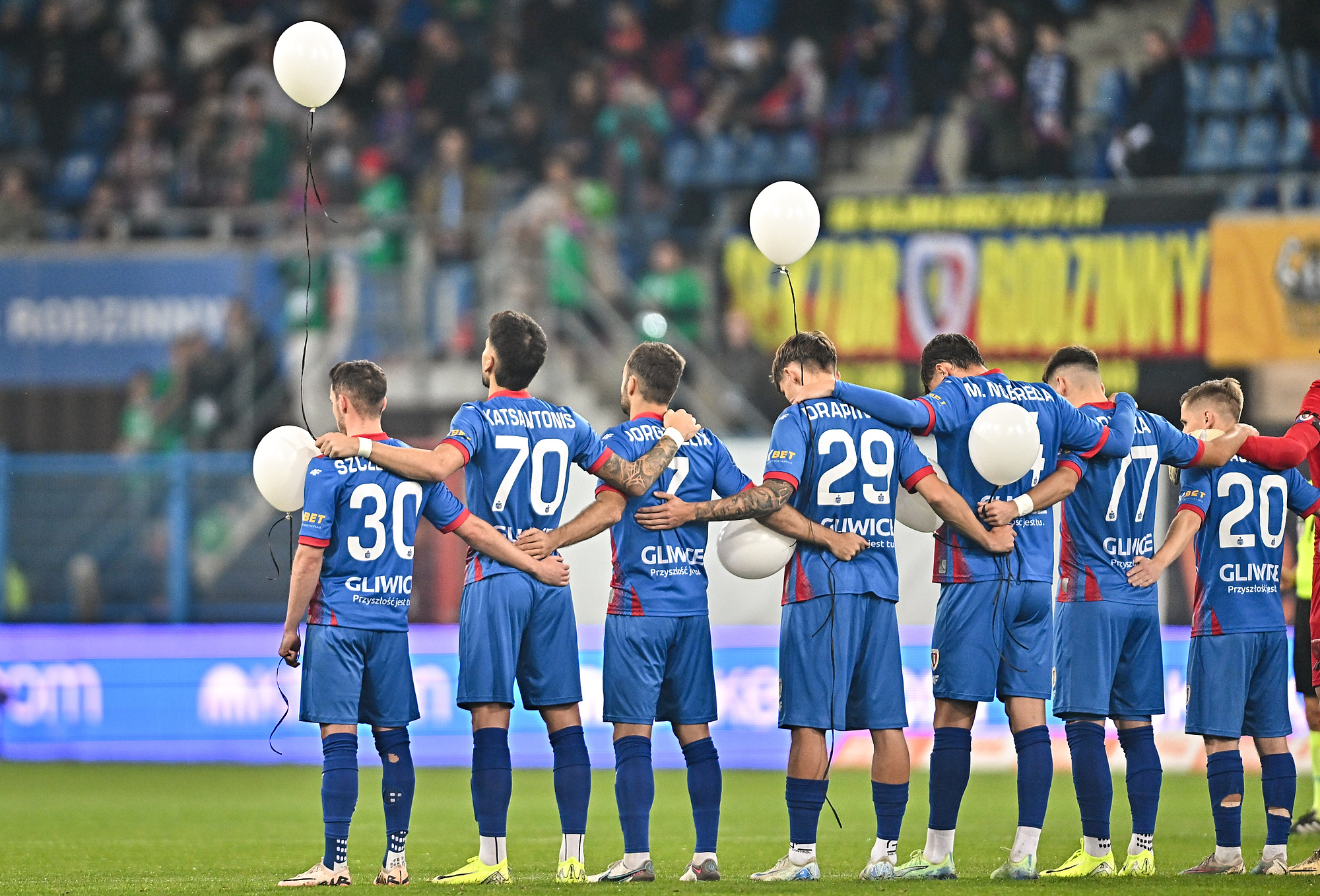 2024.10.25 Gliwice
Pilka nozna PKO Ekstraklasa sezon 2024/2025
Piast Gliwice - Lechia Gdansk
N/z wyjscie na boisko minuta ciszy dla ofiar karambolu wypadku pod Gdanskiem kibicow Lechii Gdansk dzieci
Foto Lukasz Sobala / PressFocus
2024.10.25 Gliwice
Football Polish League PKO Ekstraklasa season 2024/2025
Piast Gliwice - Lechia Gdansk
wyjscie na boisko minuta ciszy dla ofiar karambolu wypadku pod Gdanskiem kibicow Lechii Gdansk dzieci
Credit: Lukasz Sobala / PressFocus