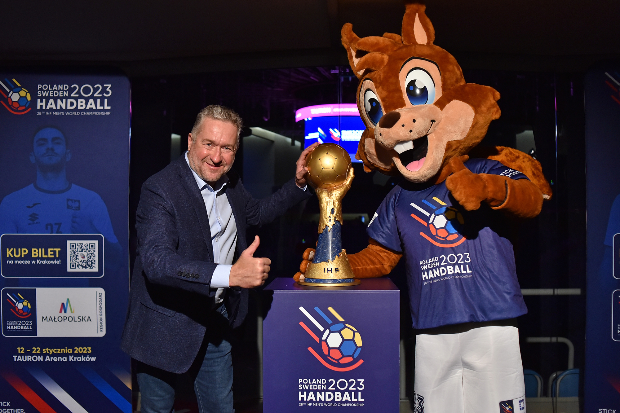 2022.10.04 Krakow
Pilka reczna mezczyzn
Konferencja prasowa ZPRP w Krakowie przed Mistrzostwami Swiata 2023
N/z Rafal Sonik z trofeum i maskotka Pax
Foto Krzysztof Porebski / PressFocus

2022.10.04 Krakow
Handball men
Konferencja prasowa ZPRP w Krakowie przed Mistrzostwami Swiata 2023
Rafal Sonik z trofeum i maskotka Pax
Credit: Krzysztof Porebski / PressFocus