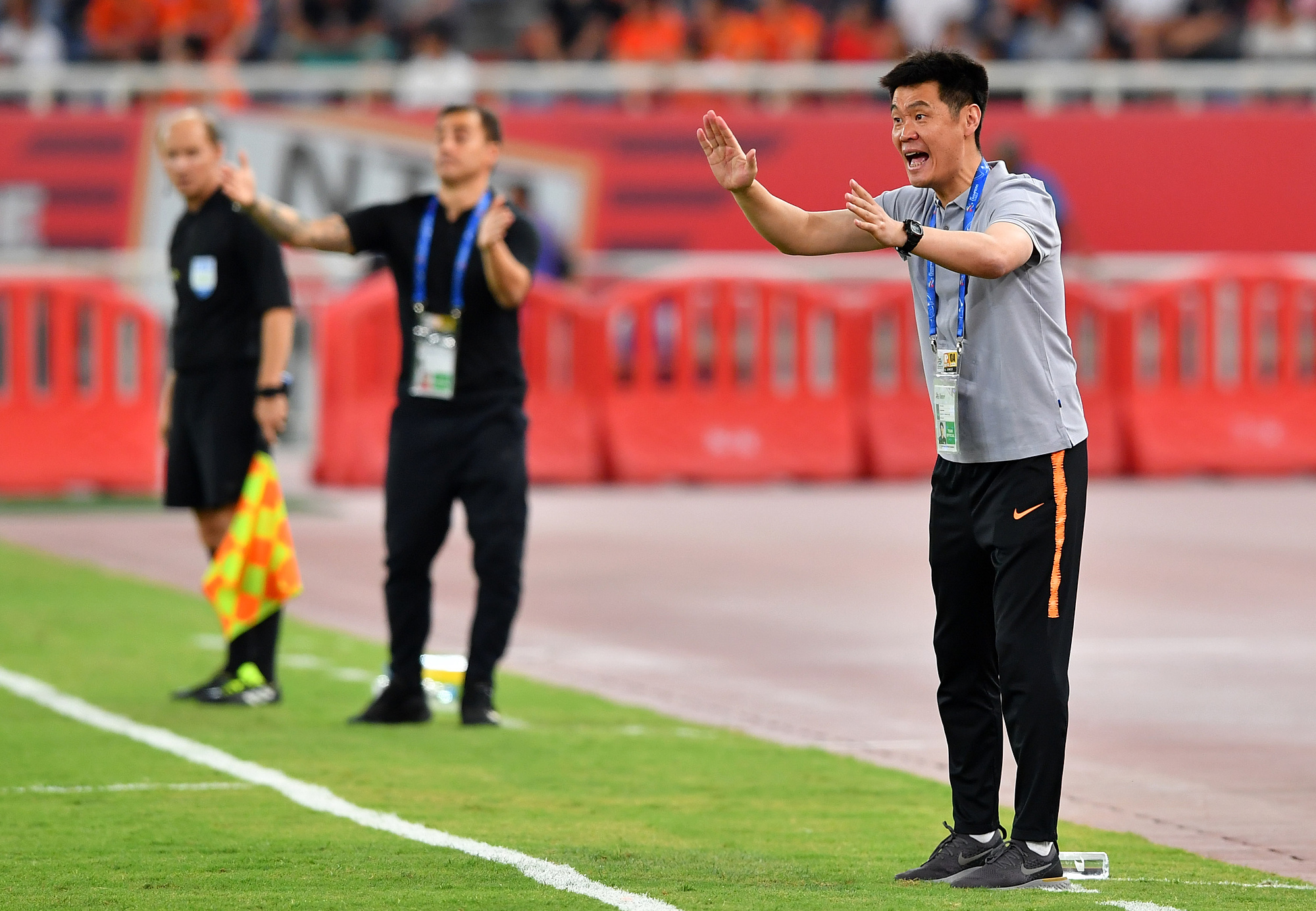 (190625) -- JINAN, June 25, 2019 (Xinhua) -- Shandong Luneng FC&#039;s head coach Li Xiaopeng gestures during the AFC Champions League round of 16 second leg match between Shandong Luneng FC and Guangzhou Evergrande FC in Jinan, capital of east China&#039;s Shandong Province, June 25, 2019. (Xinhua/Zhu Zheng)

25.06.2019 Jinan
Pilka nozna, Azjatycka Liga Mistrzow
Shandong Luneng FC - Guangzhou Evergrande FC
Xinhua / PressFocus 
POLAND ONLY!!