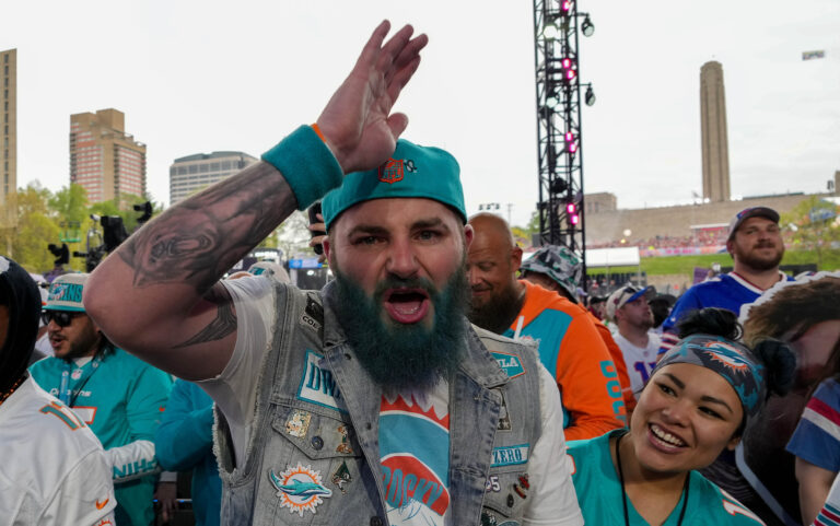 Apr 27, 2023; Kansas City, MO, USA; Miami Dolphins fans during the first round of the 2023 NFL Draft at Union Station. Mandatory Credit: Kirby Lee-USA TODAY Sports/Sipa USA 

2023.04.27 Kansas City
Futbol Amerykanski Liga NFL
NFL: NFL Draft
Foto Kirby Lee-USA TODAY Sports/SIPA USA/PressFocus

!!! POLAND ONLY !!!