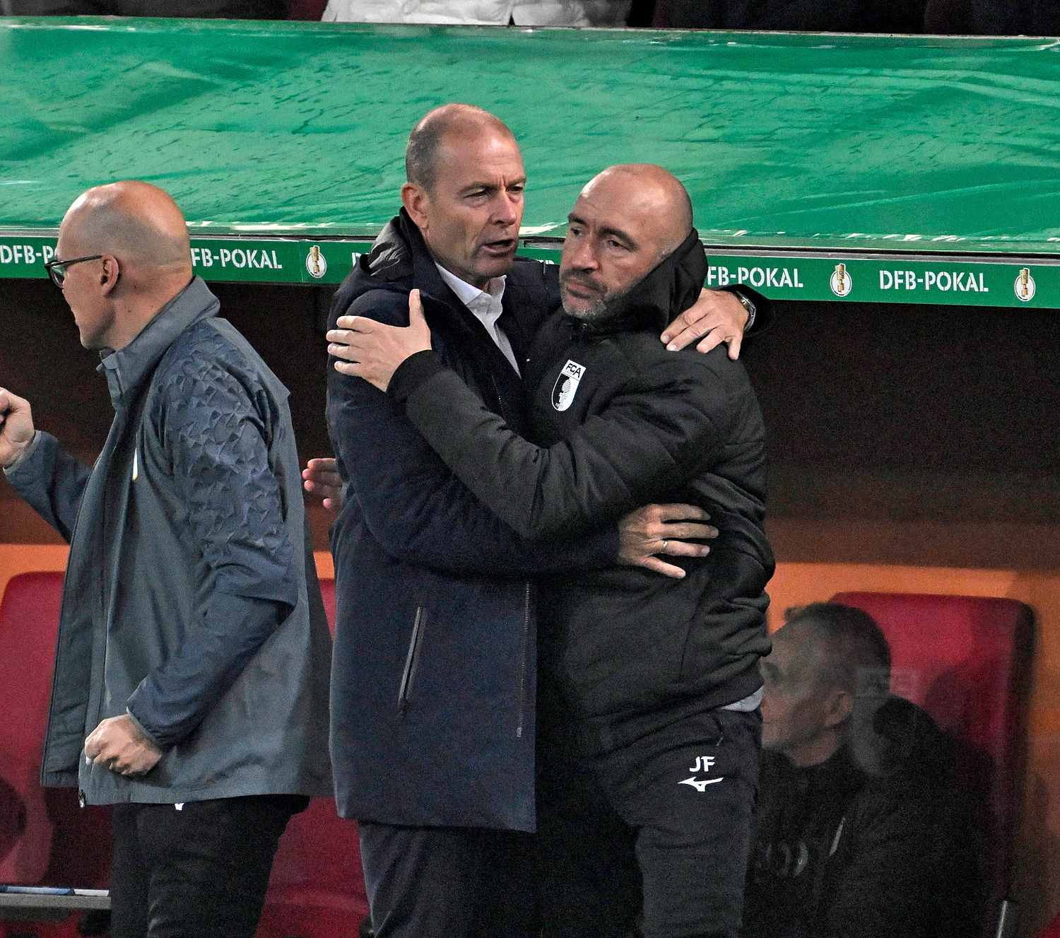 29.10.2024, Fussball DFB-Pokal 2024/2025, 2.Runde, FC Augsburg - FC Schalke 04, in der WWK-Arena Augsburg. Trainer Jess Thorup FC Augsburg und Co-Trainer Jacob Friis FC Augsburg. ***DFL and DFB regulations prohibit any use of photographs as image sequences and/or quasi-video.*** *** 29 10 2024, Football DFB Pokal 2024 2025, 2 Round, FC Augsburg FC Schalke 04, in the WWK Arena Augsburg Coach Jess Thorup FC Augsburg and Co Coach Jacob Friis FC Augsburg DFL and DFB regulations prohibit any use of photographs as image sequences and or quasi video
2024.10.29
pilka nozna puchar niemiec
DFB-Pokal 2024/2025
Foto IMAGO/PressFocus
!!! POLAND ONLY !!!