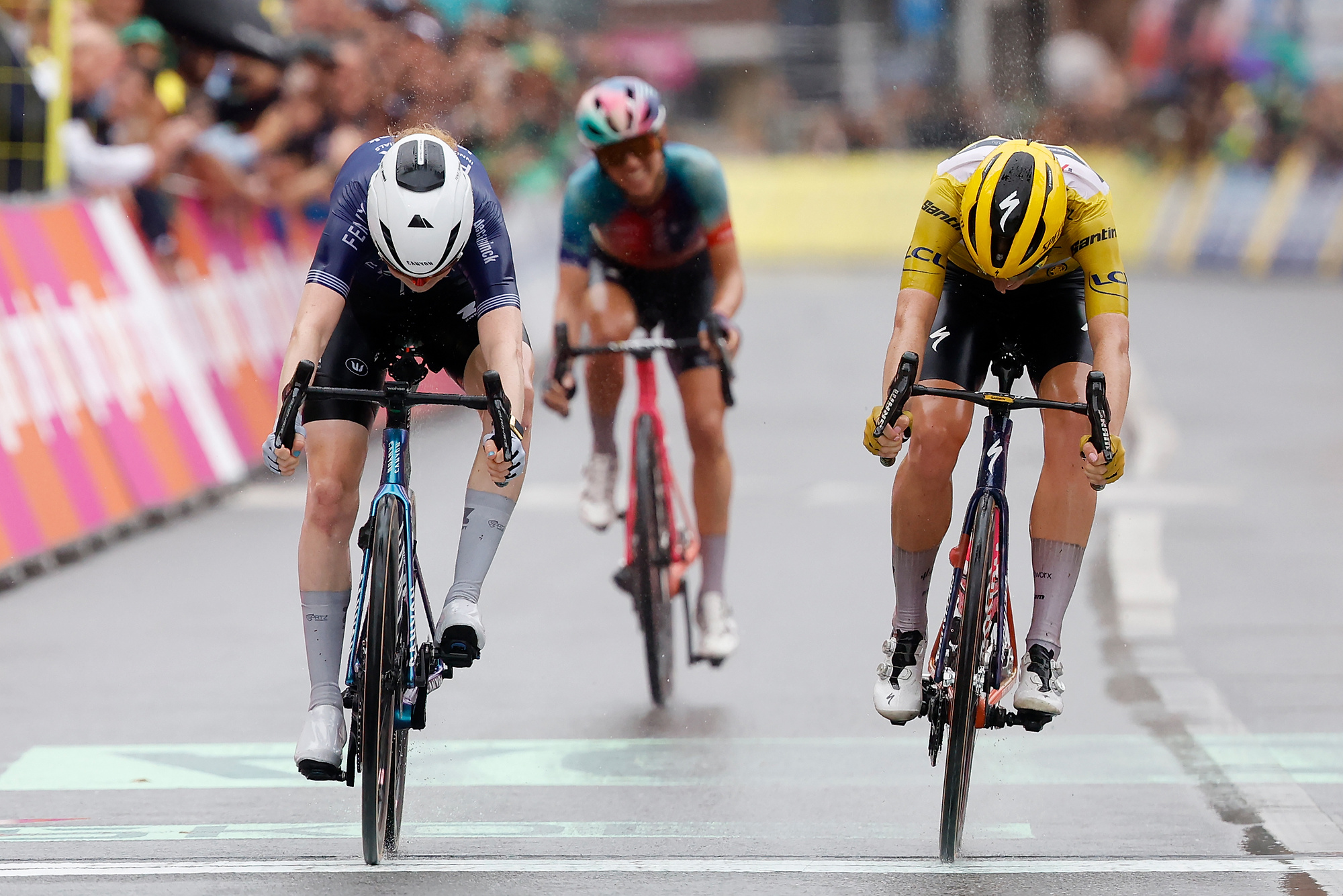 8/14/2024 - LIEGE - Puck Pieterse (L) sprints to victory with Demi Vollering (R) during the fourth stage of the Tour de France Femmes, the Tour de France for women, from Valkenburg to Liege. The multi-day cycling tour is part of the UCI Women&#039;s WorldTour and lasts until 18 August. ANP BAS CZERWINSKI /ANP/Sipa USA
2024.08.14 Tour de France Femmes 2024
kolarstwo kobiet , wyscig kolarski
Tour de France Femmes 2024
Foto Bas Czerwinski/SIPA USA/PressFocus

!!! POLAND ONLY !!!