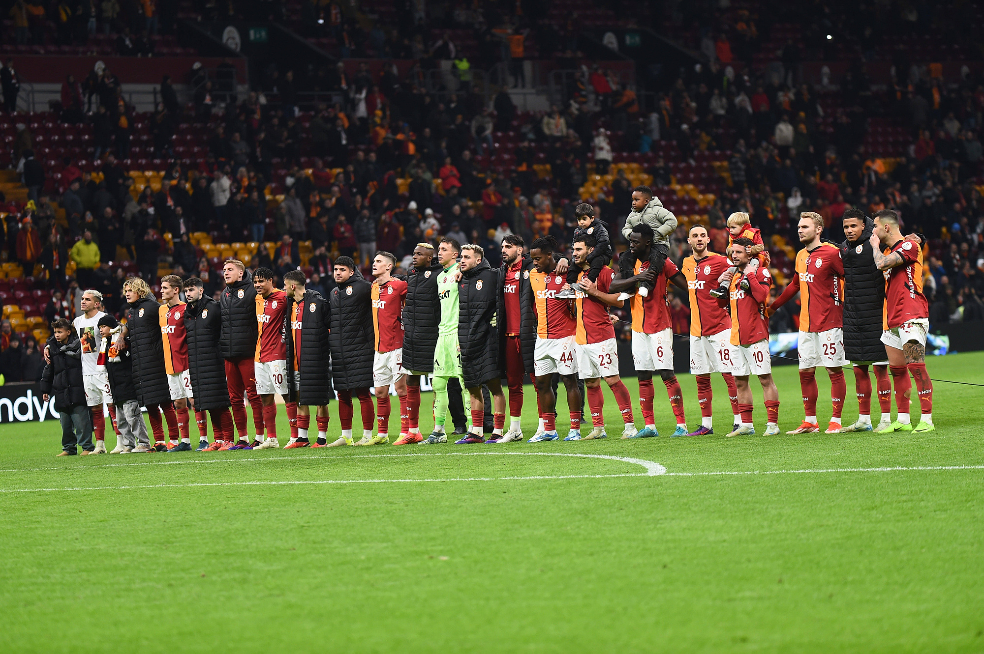 Players of Galatasaray celebrates victory after the Turkish Super League match between Galatasaray and Goztepe at Rams Park Stadium on January 4, 2025 in Istanbul, Turkey. Photo by Seskimphoto  Galatasaray v Goztepe - Turkish Super League PUBLICATIONxNOTxINxTUR
2025.01.04 Stambul
pilka nozna liga turecka
Galatasaray - Goztepe

Foto IMAGO/PressFocus

!!! POLAND ONLY !!!