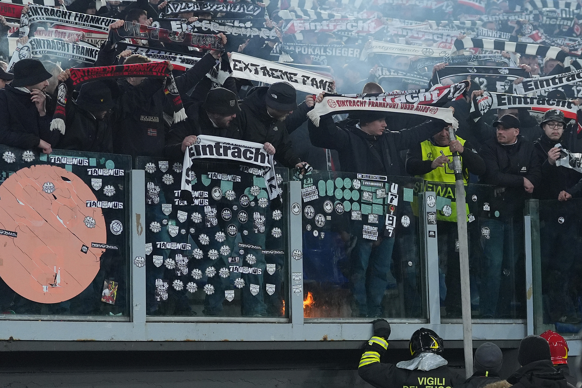 a steward tries to put out the fire lit by the German fans during the UEFA Europa League single group between Roma and Entracht  Francoforte at the Olympic Stadium in Rome, Italy - Thursday 30 January 2025 - Sport Soccer (photo by Alfredo Falcone/LaPresse) (Photo by Alfredo Falcone/LaPresse/Sipa USA)
2025.01.30 Rzym
pilka nozna Liga Europy
AS Roma - Eintracht Frankfurt
Foto Alfredo Falcone/LaPresse/SIPA USA/PressFocus

!!! POLAND ONLY !!!