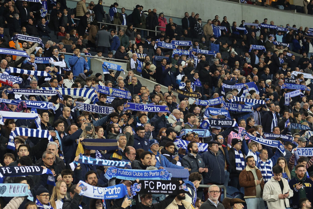 Fans of Porto in action during the UEFA Europe League ,Knockout phase,play-offs,1st leg  between Porto FC and AS Roma at Stadium of Dragao on February 13 ,2025  in Porto (Portugal) (Photo by Luis de la Mata / SportPix/Sipa/ USA) *** No Sales in the UK ***
2025.02.13 Porto
pilka nozna liga Europy
Porto - Roma
Foto Sportpix/SIPA USA/PressFocus

!!! POLAND ONLY !!!