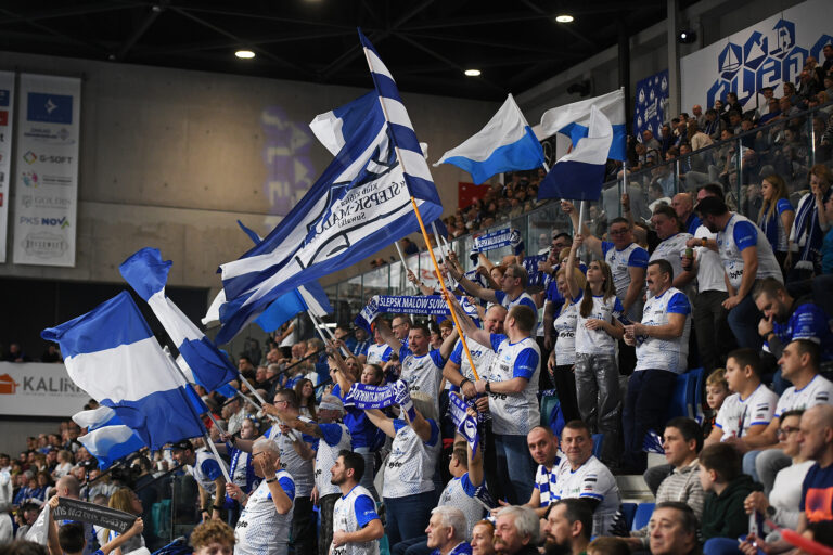 2025.02.15 Suwalki Siatkowka Mezczyzn PlusLiga Sezon 2024/2025 25. kolejka rozgrywek. SLEPSK-MALOW Suwalki ( bialo-niebieskie ) - Jastrzebski Wegiel N/z kibice Slepska Suwalki na trybunach Foto Michal Kosc / PressFocus 
2025.02.15 Suwalki Men Volleyball Polish PlusLiga season 2024/2025 SLEPSK-MALOW Suwalki - Jastrzebski Wegiel Credit: Foto Michal Kosc / PressFocus