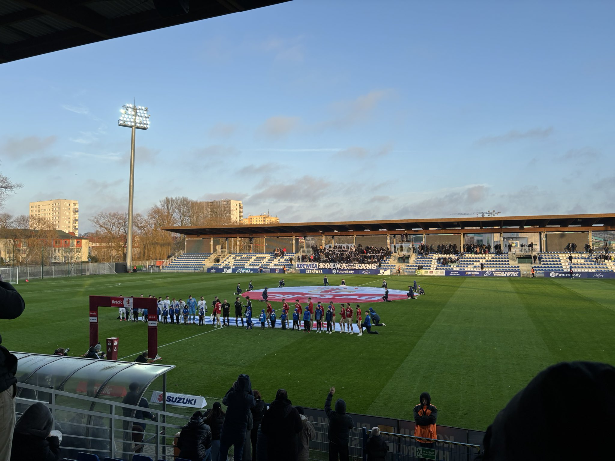 Dziennikarz musiał opuścić stadion w Kołobrzegu na&#8230; żądanie kibiców