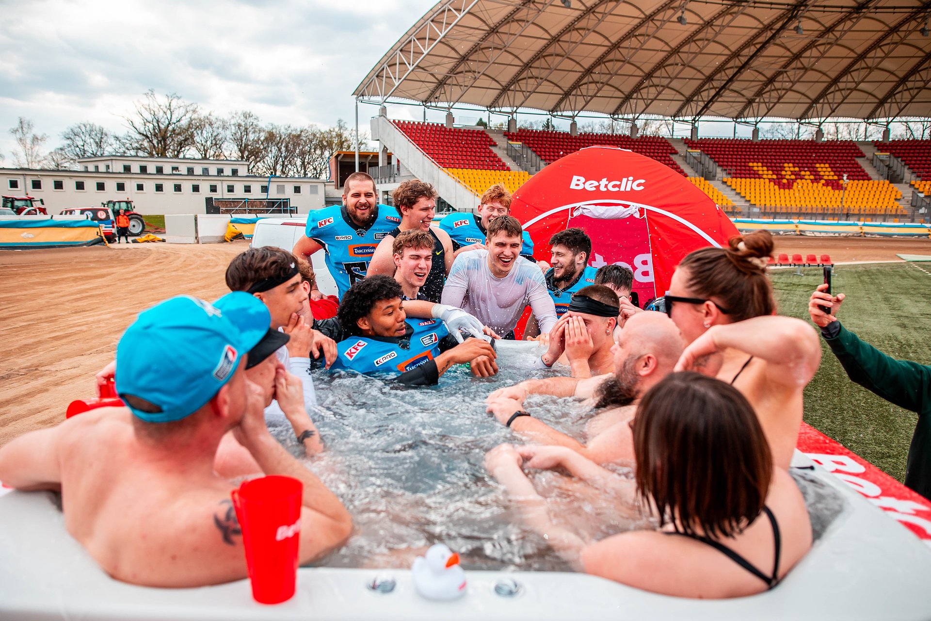 Jacuzzi, burgery i futbol amerykański, tak wyglądała sobota na Stadionie Olimpijskim we Wrocławiu