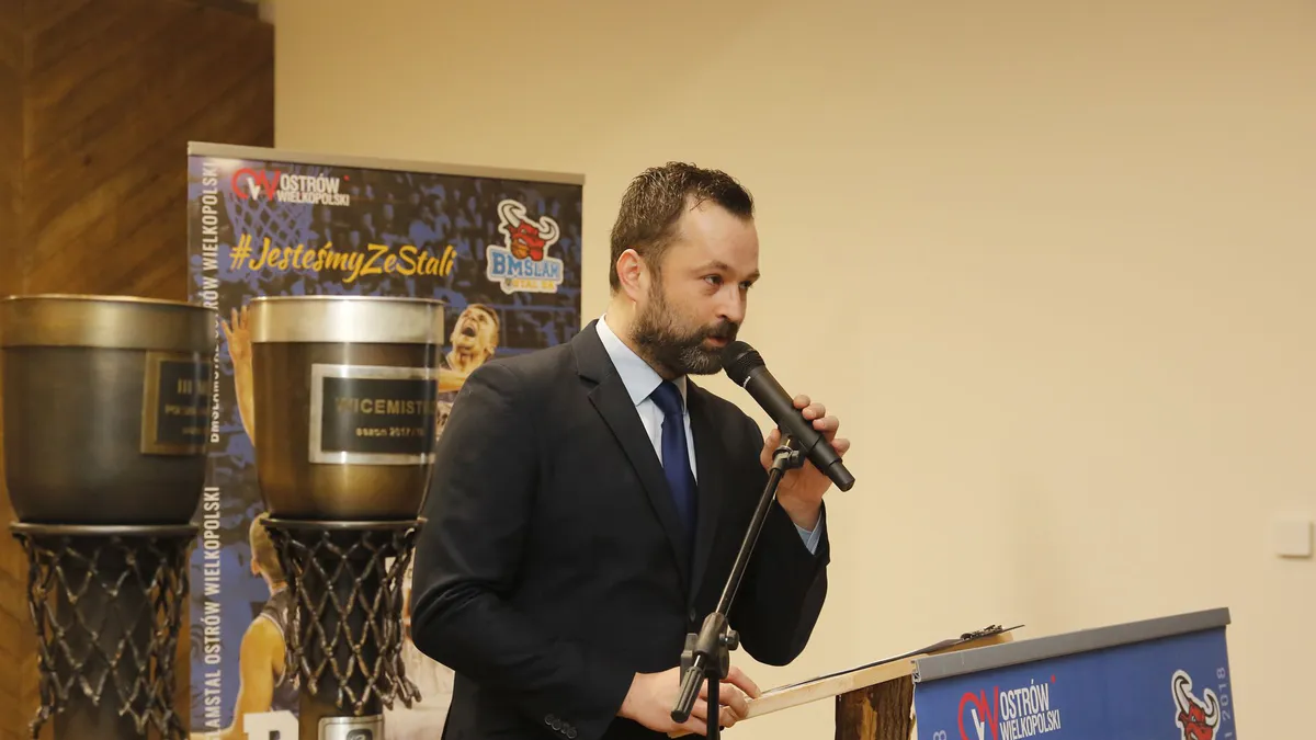 Prezes klubu z Ostrowa odszedł po wielu latach. Stał za historycznymi współpracami z KGHM i Orlenem