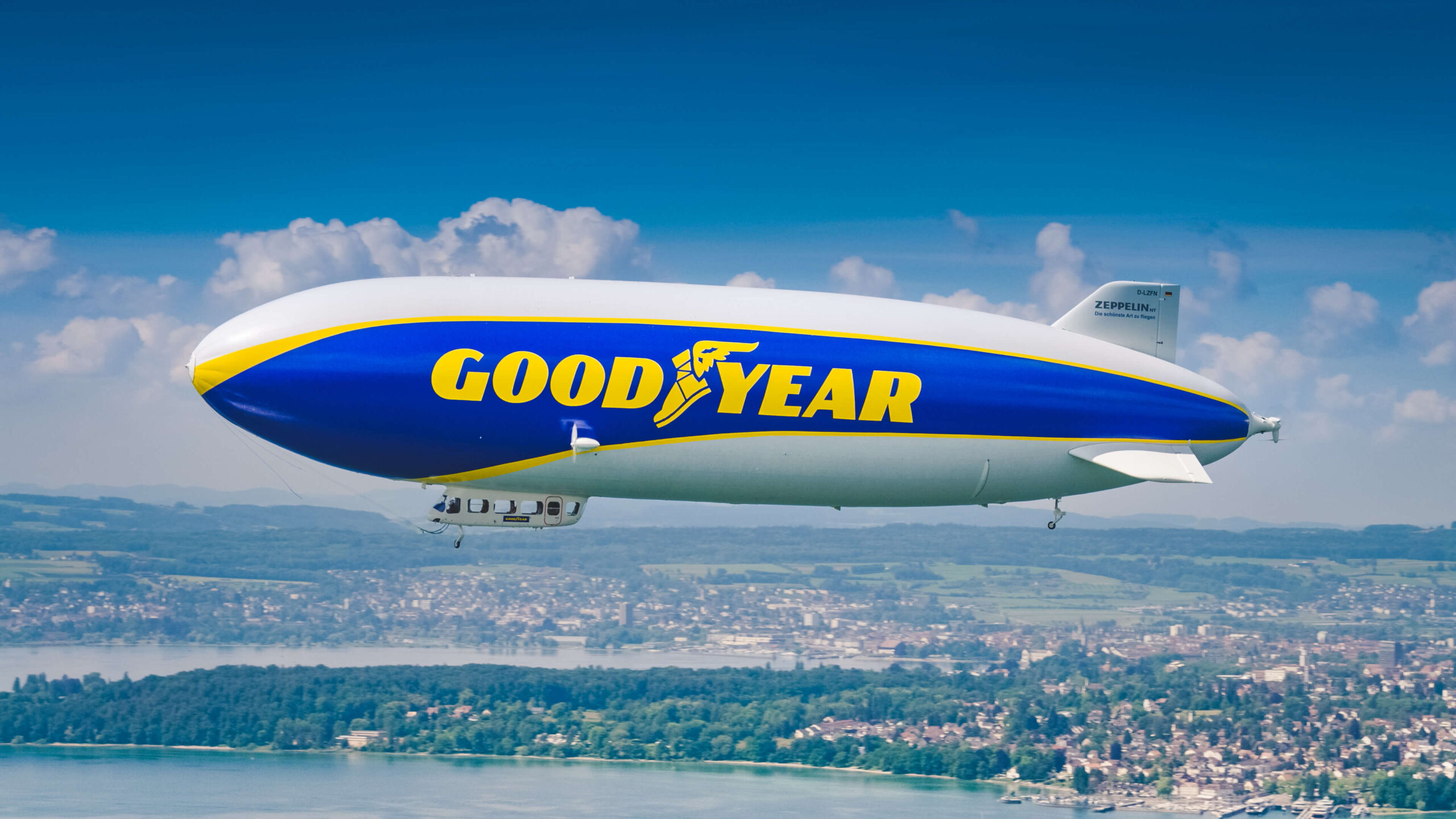 Jubileuszowy lot Goodyear Blimp nad torem w Le Mans z okazji 100-lecia sterowca