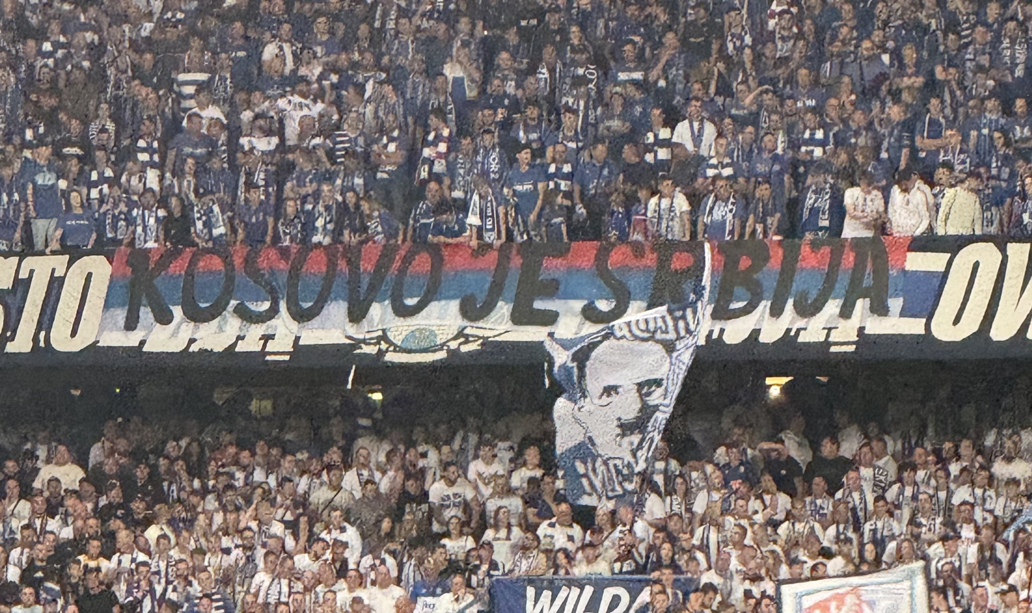 Kontrowersyjny transparent kibiców Lecha Poznań &#8222;Kosowo jest serbskie&#8221;