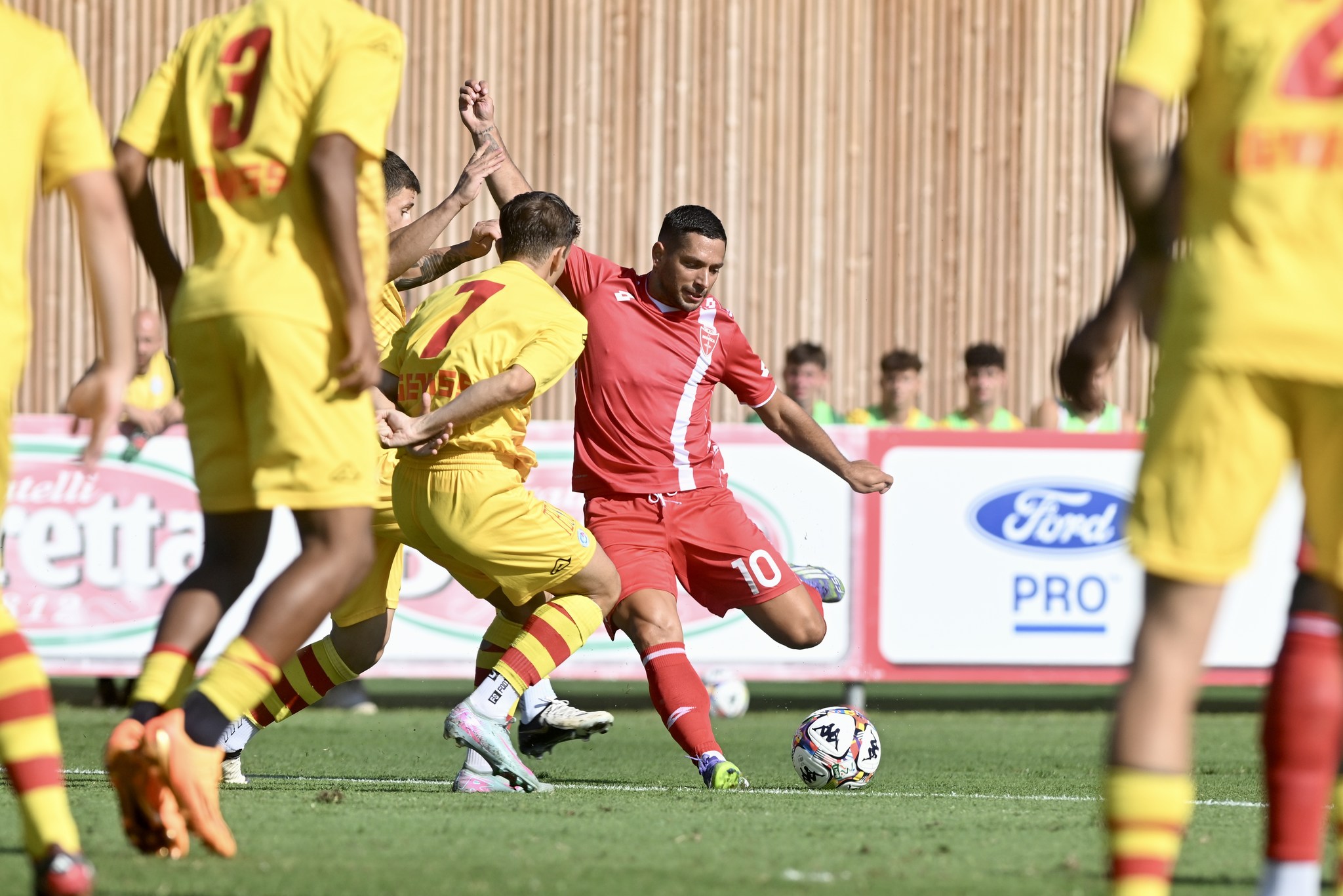 Piłkarze drużyn zdegradowanych z Serie A będą zarabiać o 25% mniej