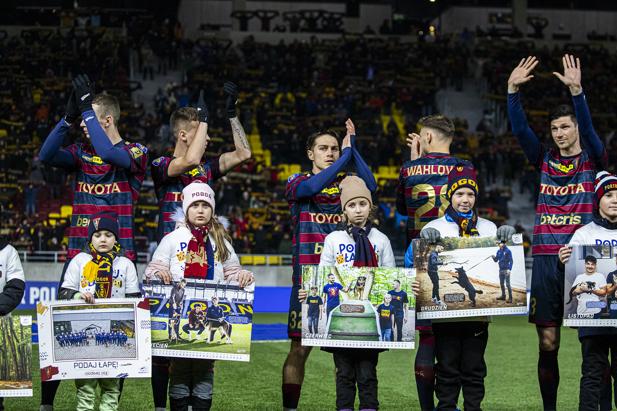 Eskorta dziecięca w PKO BP Ekstraklasie. Wiele kontrowersji w Białymstoku