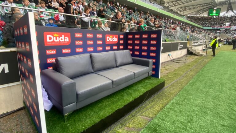 Wyjątkowa atrakcja dla kibiców na meczach PKO BP Ekstraklasy. Duże zainteresowanie Kanapą Kibica od Dudy