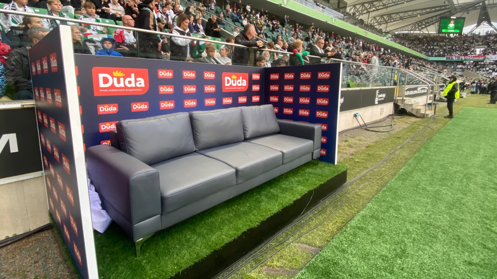 Wyjątkowa atrakcja dla kibiców na meczach PKO BP Ekstraklasy. Duże zainteresowanie Kanapą Kibica od Dudy
