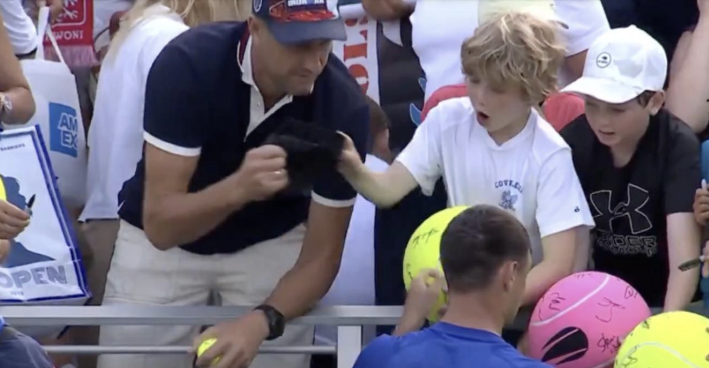 Kamil Majchrzak oddaje czapkę kibicowi