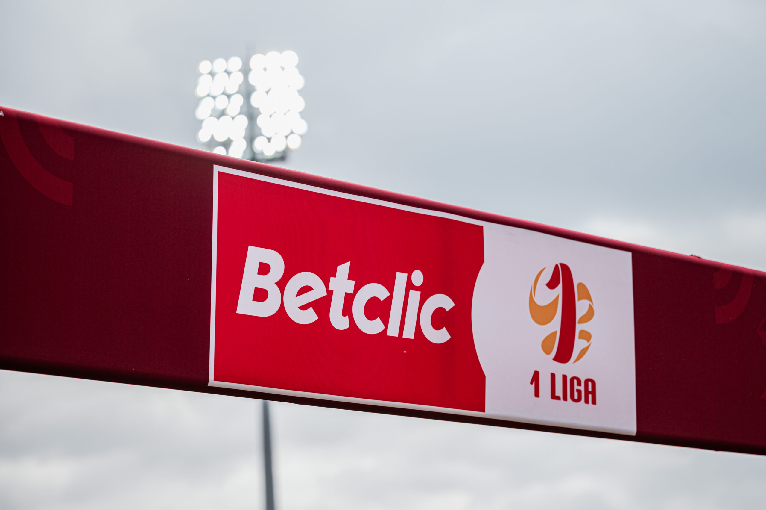 Betclic 1. Liga wciąż rośnie finansowo. Nowy raport Grant Thornton