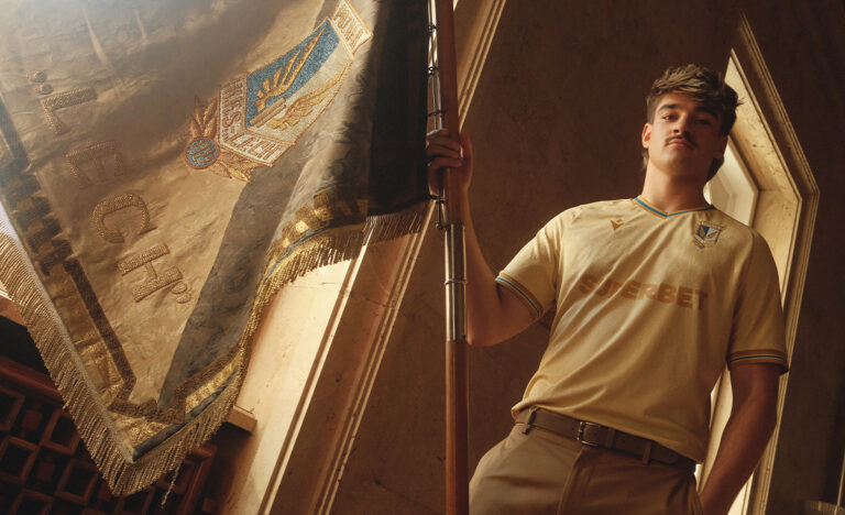 Złote koszulki Lecha Poznań robią furorę. &#8222;Chcieliśmy podkreślić tradycję i tożsamość klubu&#8221;