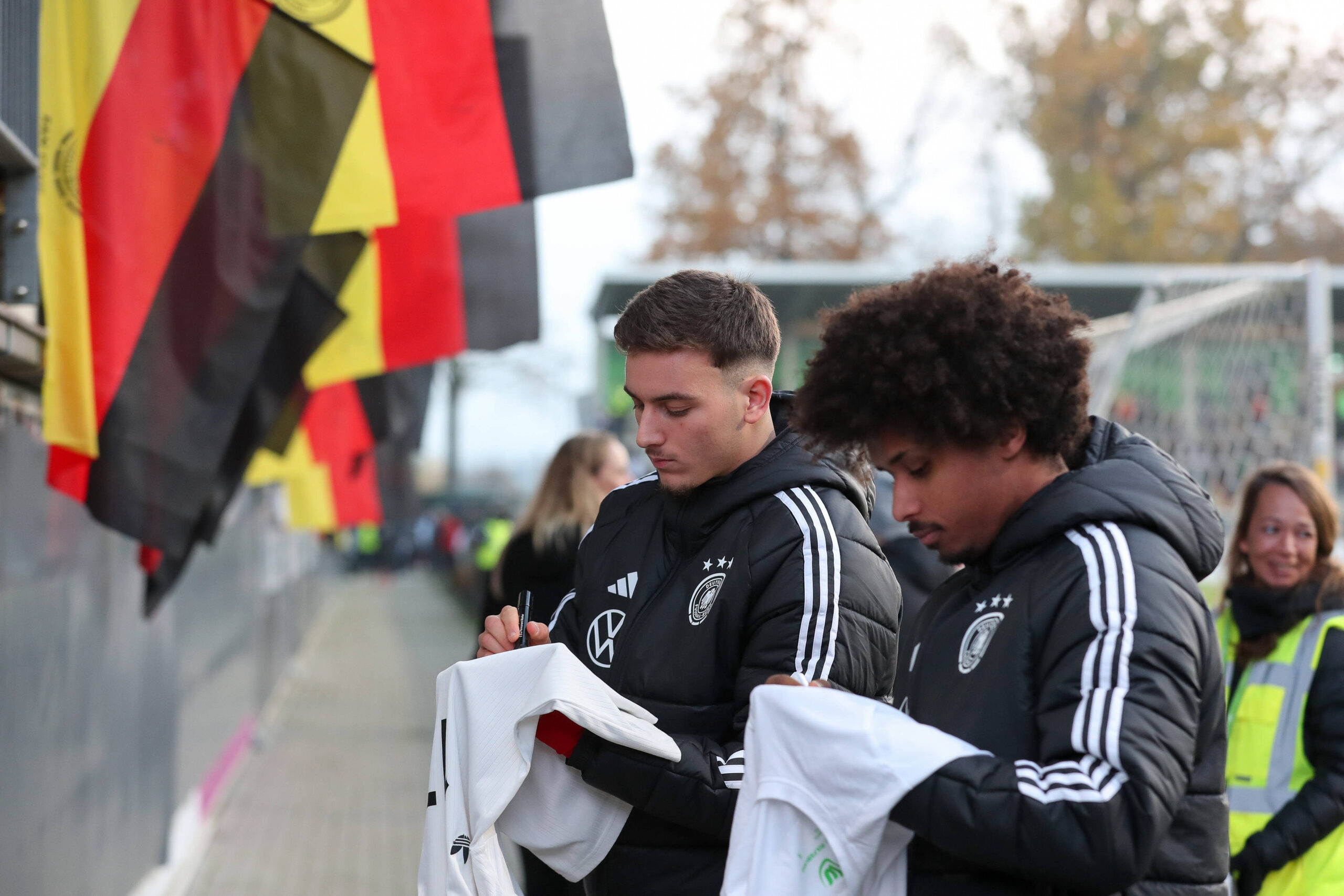 10.11.2025, xtgx, Fussball Nationalmannschaft, offentliches Training in Wolfsburg emspor, v.l. Said El Mala Deutschland und Karim Adeyimi Deutschland schreiben Autogramme DFL/DFB REGULATIONS PROHIBIT ANY USE OF PHOTOGRAPHS as IMAGE SEQUENCES and/or QUASI-VIDEO Wolfsburg *** 10 11 2025, xtgx, national soccer team, public training in Wolfsburg emspor, v l Said El Mala Germany and Karim Adeyimi Germany sign autographs DFL DFB REGULATIONS PROHIBIT ANY USE OF PHOTOGRAPHS as IMAGE SEQUENCES and or QUASI VIDEO Wolfsburg
2025.11.10 Wolfsburg
pilka nozna , reprezentacja Niemiec , Niemcy
Trening reprezentacji Niemiec
Foto IMAGO/PressFocus

!!! POLAND ONLY !!!