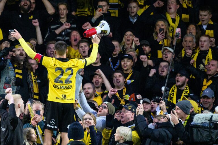 251026 Mjällbys Jesper Gustavsson jublar med supportrar efter fotbollsmatchen i Allsvenskan mellan Mjällby och IFK Norrköping den 26 oktober 2025 i Hällevik. 
Foto: Christoffer Borg Mattisson / BILDBYRÅN / COP 261 / CB0482