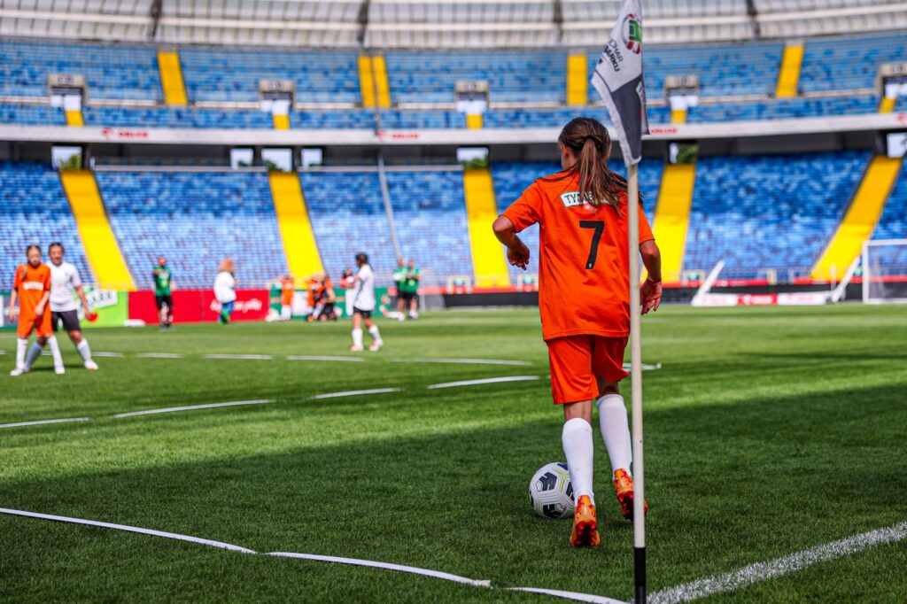 Puchar Tymbarku po raz kolejny daje szansę na spełnienie marzeń i spotkanie z
reprezentacją Polski! Ruszyły zapisy do XXVI edycji turnieju