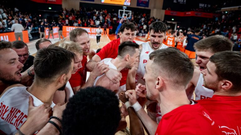 Radość polskich koszykarzy po wygranej z Holandią