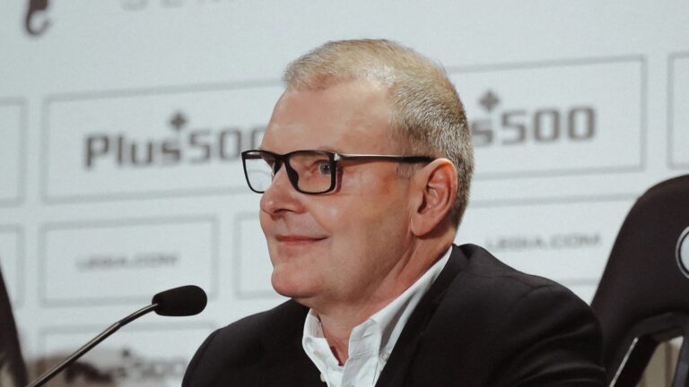 Marcin Herra przejmuje pełną władzę zarządczą w Legii
Od 1 stycznia 2026 roku Zarząd Legii Warszawa będzie dwuosobowy, a Marcin Herra obejmie pełną odpowiedzialność za zarządzanie klubem po odejściu Jarosława Jurczaka z bieżących struktur operacyjnych.

Zaufanie właściciela i kluczowa rola w nowym rozdaniu
Dariusz Mioduski jednoznacznie wskazuje Marcina Herrę jako osobę odpowiedzialną za całościowe wyniki sportowe, organizacyjne i biznesowe klubu, licząc na ścisłą współpracę z nowym trenerem Markiem Papszunem.

Priorytet: poprawa wyników sportowych
Sam Marcin Herra podkreśla, że jego najważniejszym zadaniem na start będzie dobre przygotowanie zespołu do rundy wiosennej oraz odwrócenie niekorzystnej sytuacji sportowej, co ma być fundamentem dalszego rozwoju Legii.

Już niebawem nowy szkoleniowiec ekipy z Łazienkowskiej Marek Papszun zaprezentuje swój sztab szkoleniowy. Treningi z pierwszym zespołem rozpoczną się 5 stycznia, a 10 stycznia drużyna wyjedzie do andaluzyjskiej miejscowości Mijas na obóz przygotowawczy przed rundą wiosenną.

https://twitter.com/LegiaWarszawa/status/2001933201422586285?s=20

Zmiany w strukturze organizacyjnej

Co istotne, nowy rok przyniesie nie tylko zmianę na ławce trenerskiej, bo od 1 stycznia Jarosław Jurczak, dotychczasowy wiceprezes nadzorujący dział finansów, prawny i administracyjny, po dwunastu latach pracy w klubie zmieni stanowisko, by kontynuował działalność, tym razem działając w strukturach właścicielskich. To oznacza, że od 1 stycznia 2026 roku zarząd będzie dwuosobowy, a pełną odpowiedzialność za zarządzanie klubem przejmie Marcin Herra, który ustosunkował się do tej kwestii: 

– Legia Warszawa jest dużą i złożoną organizacją, której sercem jest piłka nożna. Przejęcie pełnego zarządzania klubem to ogromne wyzwanie i odpowiedzialność. Obecnie najważniejsze jest przygotowanie zespołu do rundy wiosennej, a następnie odwrócenie sytuacji sportowej i osiąganie wymaganych wyników.

Do nadchodzących zmian odniósł się także właściciel warszawskiego klubu, Dariusz Mioduski:

– Cieszę się, że trener Marek Papszun będzie z nami i wkrótce rozpocznie pracę z drużyną. Doprowadzenie tego procesu do końca wymagało dużej determinacji obu stron i jest wyrazem naszego zaufania do kompetencji, doświadczenia i charakteru trenera. Jednocześnie od początku nowego roku powierzam całościowe zarządzanie klubem Marcinowi Herra i wierzę, że wspólnie z trenerem, w pełni wykorzystają stworzone warunki i potencjał Legii, aby osiągać wymagane rezultaty sportowe, organizacyjne i biznesowe.