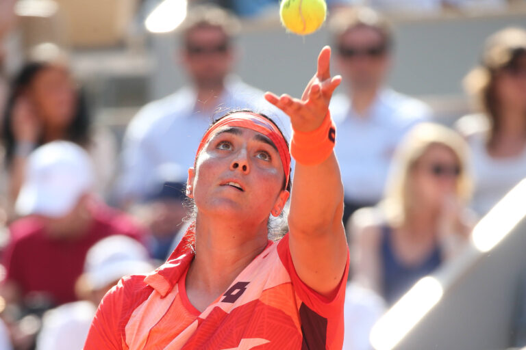 Tunisia&#039;s Ons Jabeur serves the ball to France&#039;s Oceane Dodin during the Women&#039;s Singles Second Round match on Day Five of the 2023 French Open at Roland Garros Stadium in Paris, FRANCE - 01/06/2023.//JEE_dodin.12/Credit:J.E.E/SIPA/2306021332
2023.06.01 Paryz 
tenis ziemny
Roland Garros 2023
Foto J.E.E/SIPA/PressFocus

!!! POLAND ONLY !!!