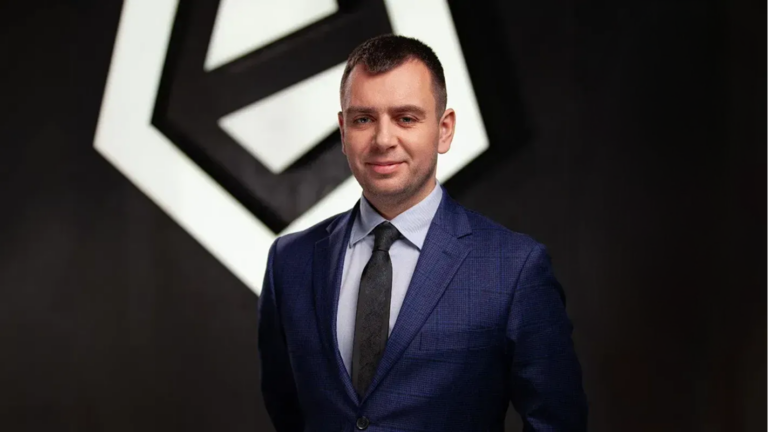 „Liczby to fakty, ale trzeba je opowiedzieć z sensem” – Wojciech Bajak o roli danych w Ekstraklasie