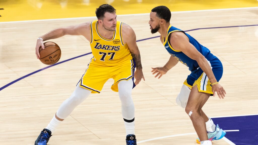 Stephen Curry i Luka Doncić napędzają sprzedaż koszulek NBA
