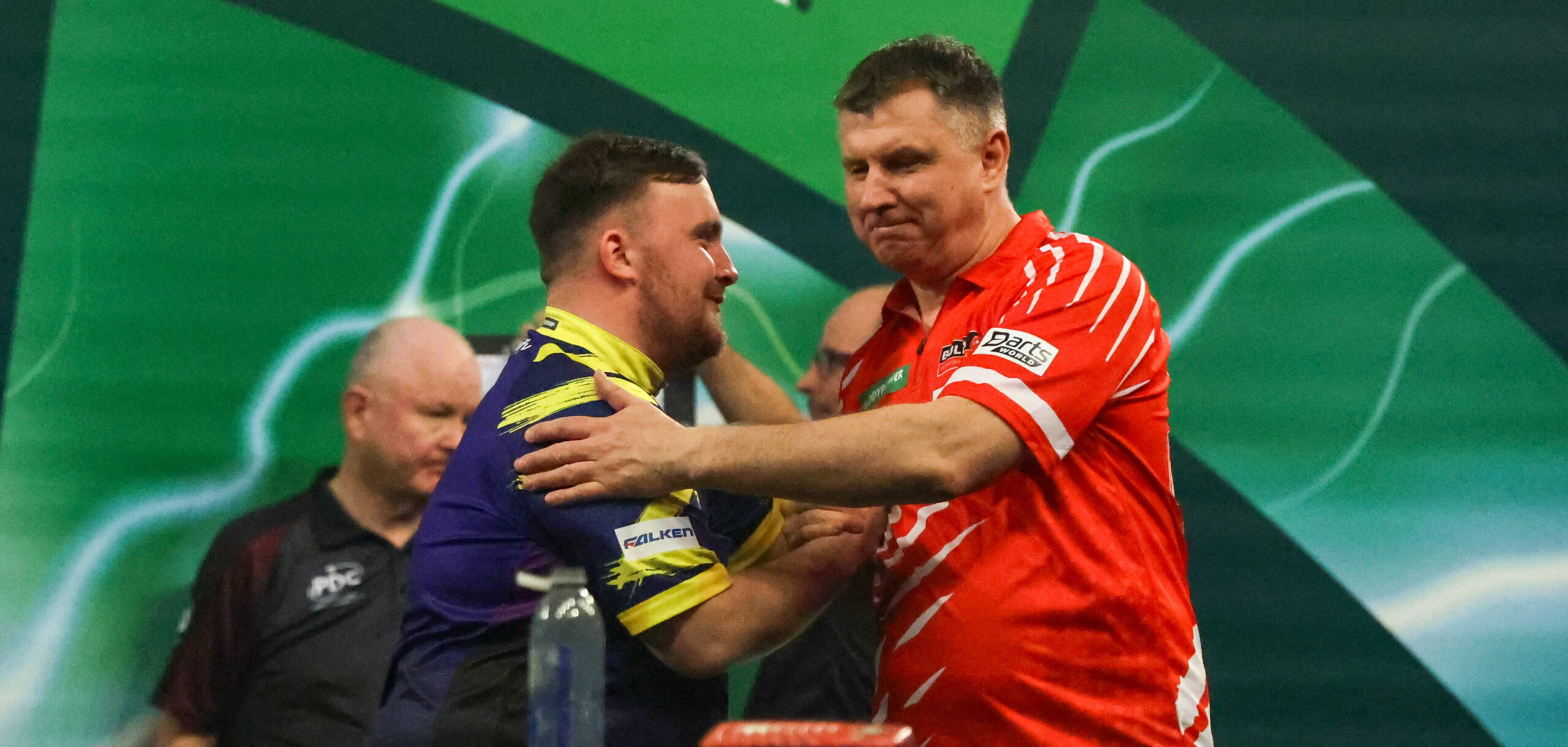 Luke Littler I Krzysztof Ratajski podczas mistrzostw świata PDC 2026