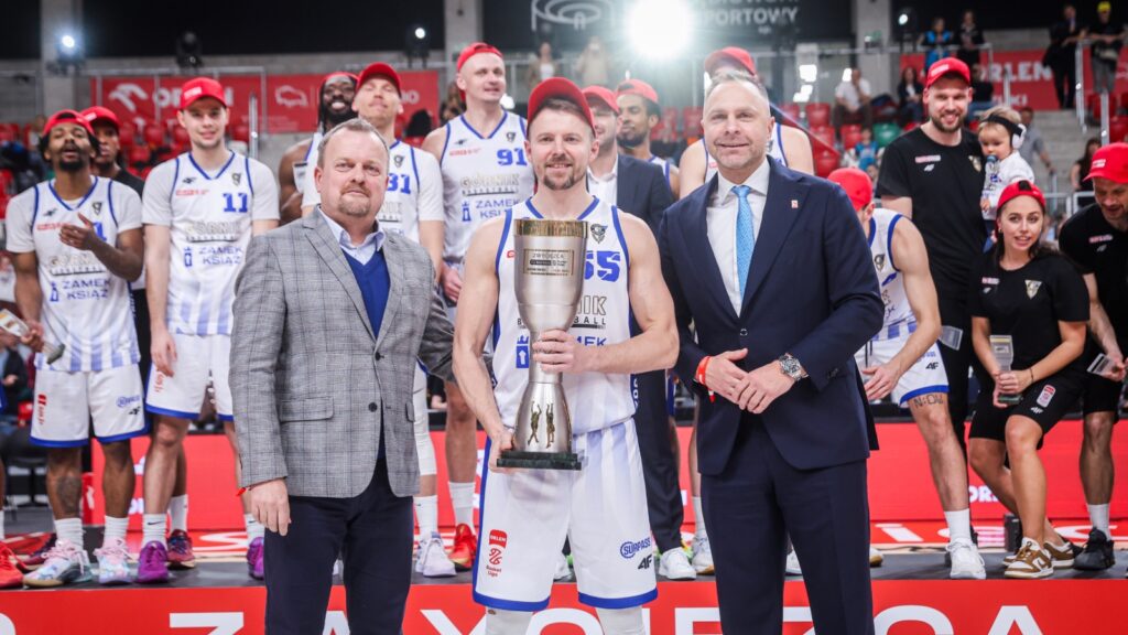Łukasz Koszarek wręcza nagrodę dla zwycięzcy ubiegłorocznej edycji koszykarskiego Pucharu Polski