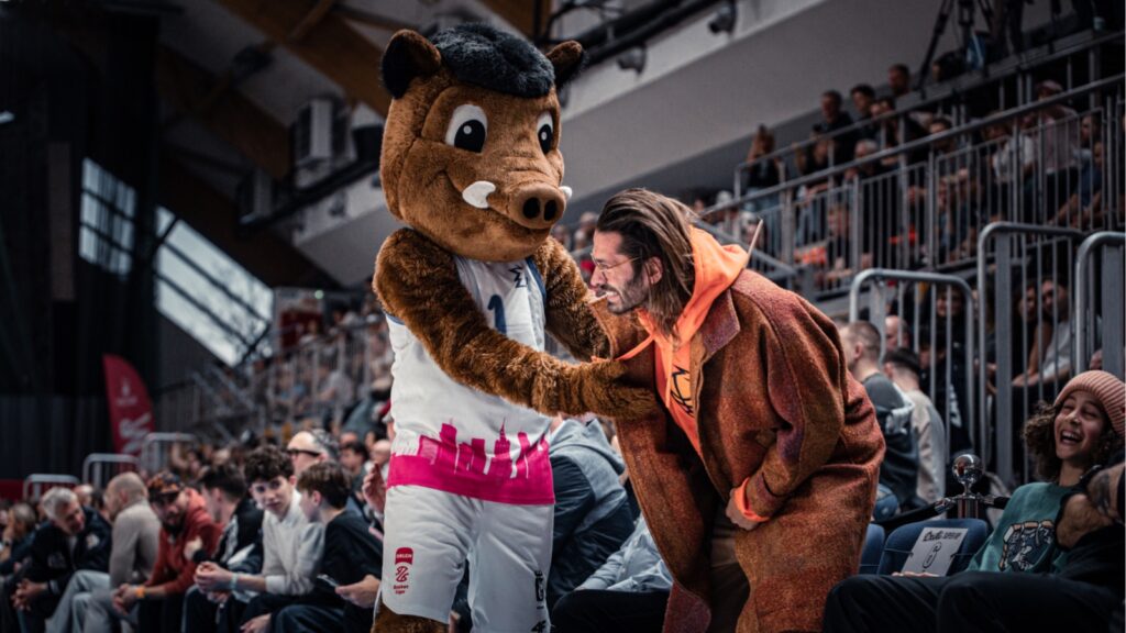 Nawiązanie do Half Time Show i dziki viral w Warszawie