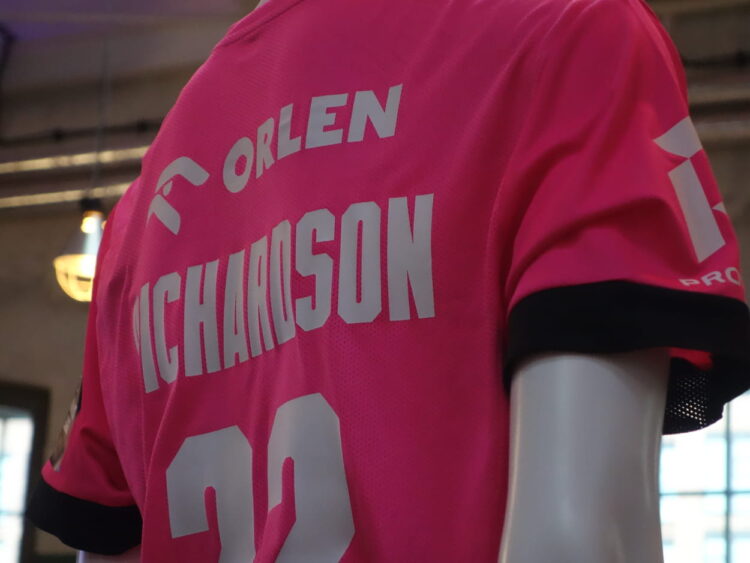 Wyjątkowe nowe barwy Wisły Płock – gest solidarności i wsparcia