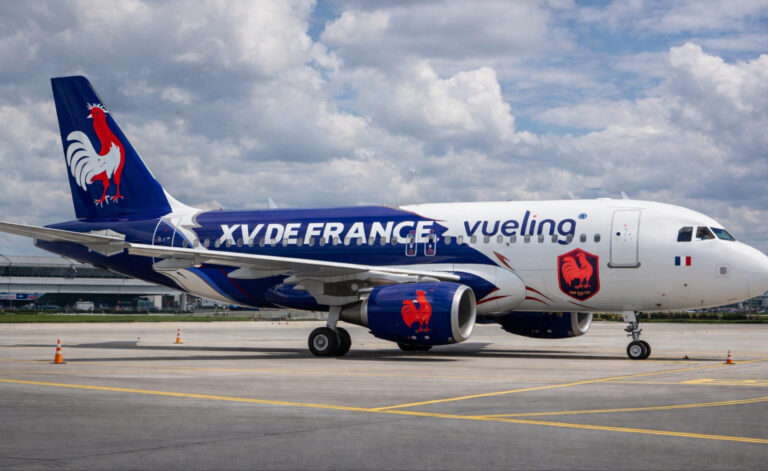 Vueling prezentuje specjalną okleinę samolotu w barwach XV de France