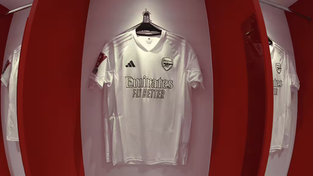 Arsenal zmienia strategię w walce z nożownikami w Londynie. Co z białymi koszulkami?