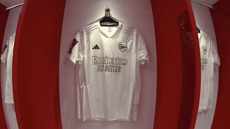 Arsenal zmienia strategię w walce z nożownikami w Londynie. Co z białymi koszulkami?