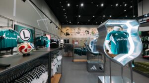Legia otworzyła nowy sklep kibica. Technologiczne innowacje i atrakcje dla kibiców