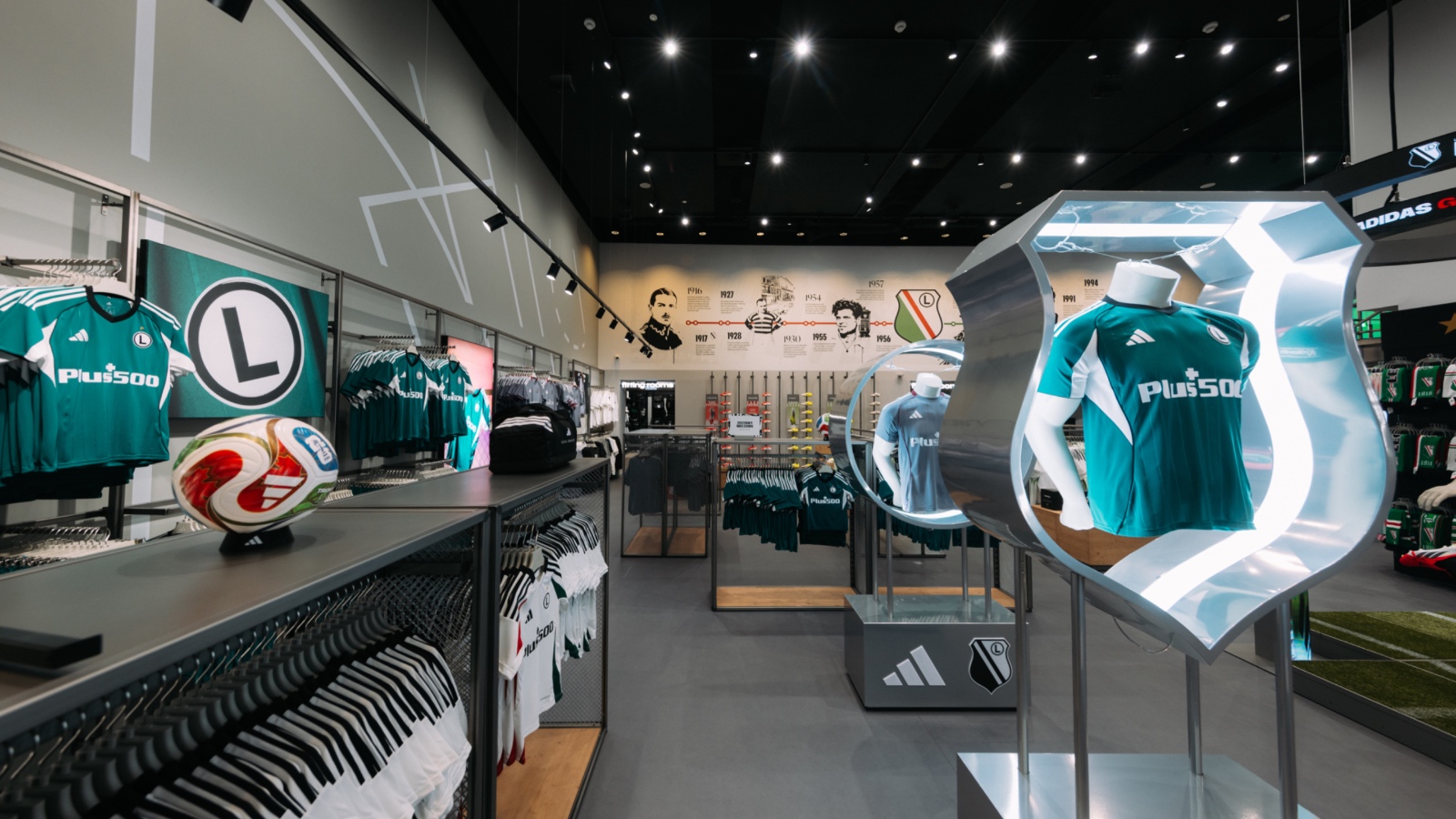 Legia otworzyła nowy sklep kibica. Technologiczne innowacje i atrakcje dla kibiców