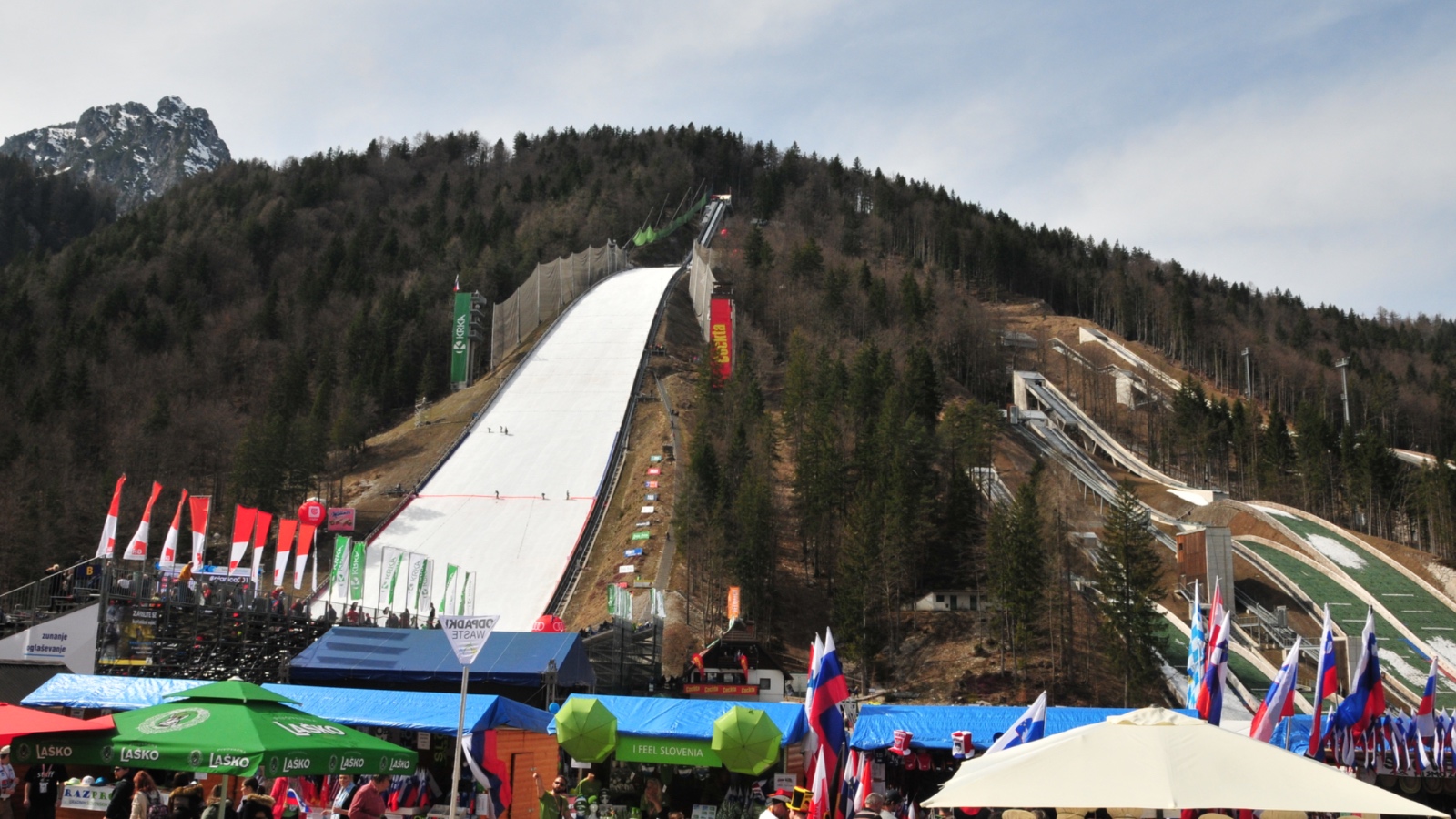 Ostatni akord Pucharu Świata w Planicy. Dlaczego mamucia skocznia fascynuje kibiców?