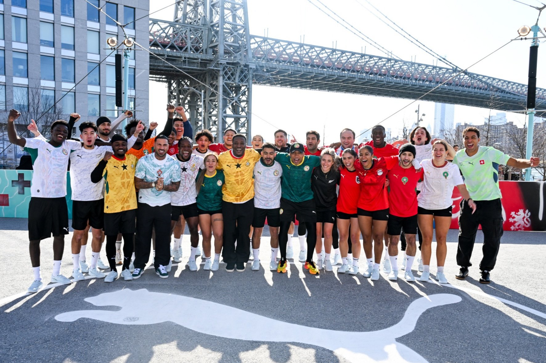 PUMA zaprezentowała koszulki w Nowym Jorku. Nie był to przypadkowy wybór