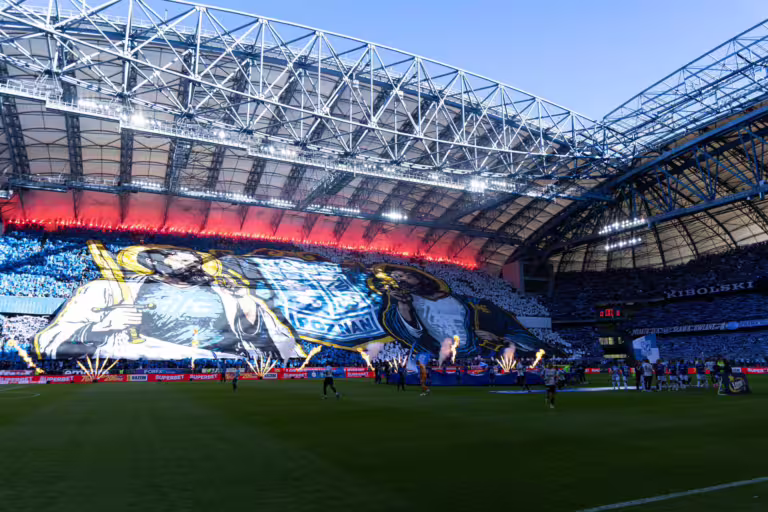 Oprawa kibiców Lecha Poznań z przekazem chrześcijańskim zyskała uznanie w Oksfordzie