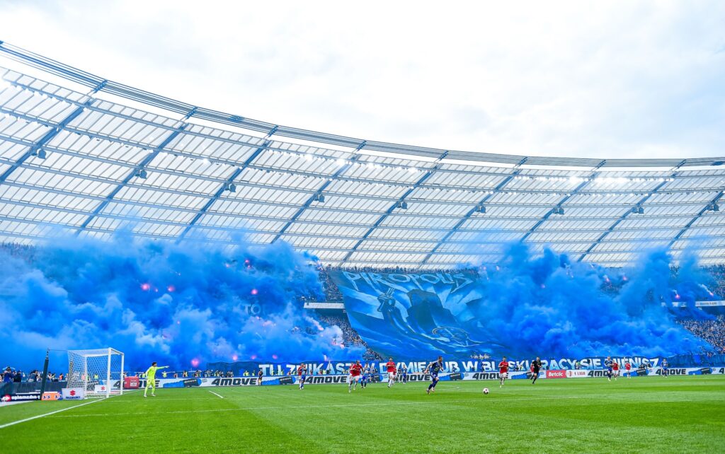 2026.04.19 Chorzow
Pilka nozna Pierwsza Liga Betclic 1 Liga Sezon 2025/2026
Ruch Chorzow - Wisla Krakow
N/z stadion, obiekt sportowy, Superauto Stadion Slaski w Chorzowie, Kociol Czarownic, pirotechnika, piro, oprawa pirotechniczna
Foto Marcin Bulanda / PressFocus

2026.04.19 Chorzow
Football Polish Betclic First I League Season 2025/2026
Ruch Chorzow - Wisla Krakow
stadion, obiekt sportowy, Superauto Stadion Slaski w Chorzowie, Kociol Czarownic, pirotechnika, piro, oprawa pirotechniczna
Credit: Marcin Bula