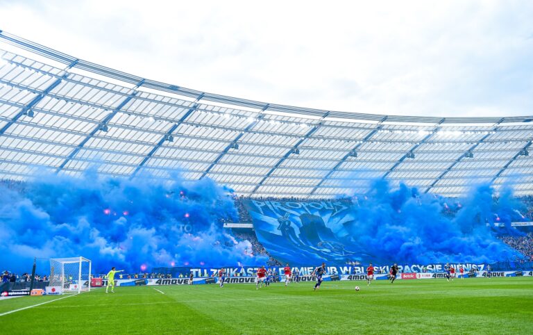 2026.04.19 Chorzow
Pilka nozna Pierwsza Liga Betclic 1 Liga Sezon 2025/2026
Ruch Chorzow - Wisla Krakow
N/z stadion, obiekt sportowy, Superauto Stadion Slaski w Chorzowie, Kociol Czarownic, pirotechnika, piro, oprawa pirotechniczna
Foto Marcin Bulanda / PressFocus

2026.04.19 Chorzow
Football Polish Betclic First I League Season 2025/2026
Ruch Chorzow - Wisla Krakow
stadion, obiekt sportowy, Superauto Stadion Slaski w Chorzowie, Kociol Czarownic, pirotechnika, piro, oprawa pirotechniczna
Credit: Marcin Bula